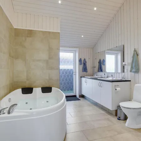 Lander - 20m From The Sea By Interhome